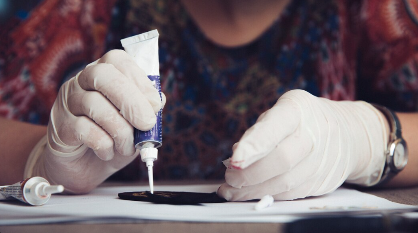 Descubra para que serve cola acrílica e quando utilizá-la